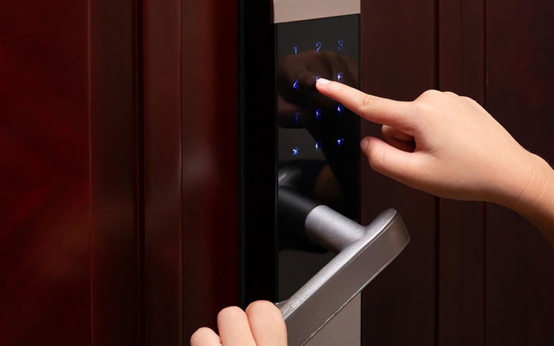 chọn khóa cửa phù hợp với chất liệu